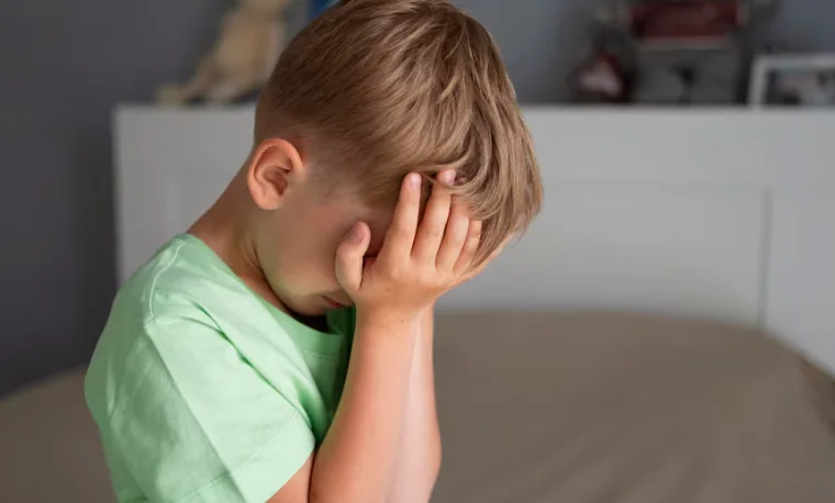 ребенок держится за голову из-за невроза